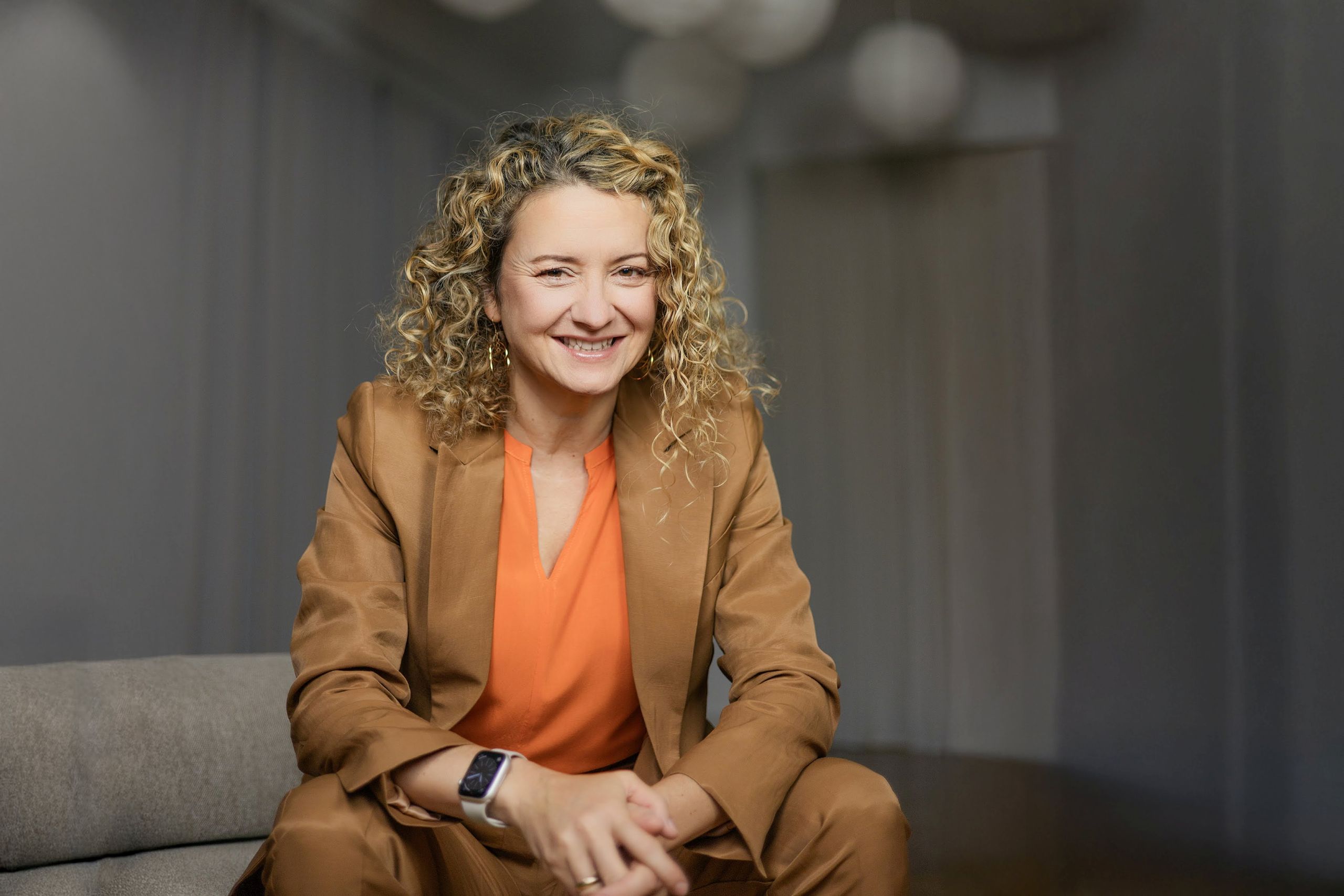 Porträt von Esther Kristandl-Putz, Mentorin für Positive Leadership, lächelnd und offen, zeigt Kompetenz und Nahbarkeit.